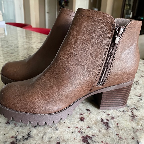 NIB Brown Booties 6.5 - Picture 5 of 7